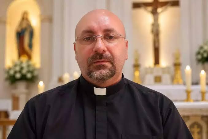 Un prêtre écrasé par la chute d’un crucifix